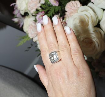 Белый маникюр и кольцо — студия KUDRI BROVI