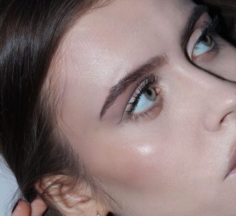 Работа мастера бровей — форма и укладка бровей KUDRI BROVI