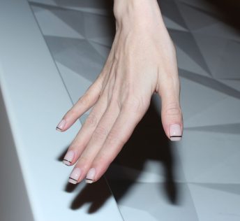 Маникюр с чёрным французским кантом — студия KUDRI BROVI