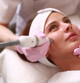 Комплексный премиум уход HydraFacial + Dermadrop — аппаратное очищение кожи лица в студии KUDRI BROVI, Екатеринбург